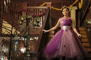 Charmed: festa de Halloween e perseguição no trailer e fotos do 3º episódio