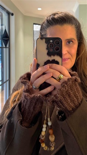 Kreativstudio für DIY-Deko & Homestyling on Instagram: "🤣 und das nicht nur wegen der süßen Armstulpen mit Rüschen… Tatsächlich ist wissenschaftlich nachgewiesen, das Häkeln und Stricken die Lebenserwartung bis zu 8 Jahre erhöhen kann - let’s go! Ach ja, die Stulpen - die sind mit einfachen Kettmaschen fürs Bündchen und festen Maschen jeweils in die hintere Schlaufe gehäkelt. Die Rüschen sind aus je 5 feste Maschen pro Masche. Sagt Bescheid, wenn ihr Details wollt!"