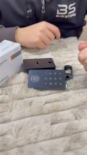 BUZI STORE on Instagram: "✅Pajisje për hapjen e dollapit & komodinave me shenjë gishti (Fingerprint) 🔹Pajisje elektronike inteligjente. 🔹E përshtatshëm për dollapë, garderoba, palestra, zyra dhe ambiente të ndryshme profesionale. 🔹Ofron siguri moderne pa çelës me hapje përmes gjurmës së gishtit, fjalëkalimit ose kartës, duke e bërë përdorimin praktik dhe të sigurt. 🔹Funksionon me sistemin TTLock dhe është ideal për përdorim të përditshëm. 🔹Ka jetëgjatësi baterie mbi 10 muaj dhe funksionon m