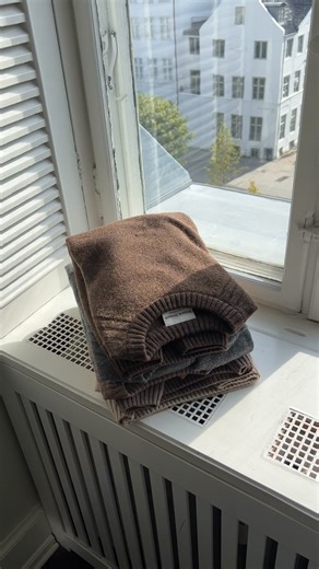 🔥 50% på Baldor strik - kun i en begrænset periode! Efteråret kalder på den perfekte strik. Baldor er lavet i blød lammeuld, holder dig varm uden at kradse og passer lige godt til jeans som til skjorte-looket. Vælg din favoritfarve (der er 4!) - før de ryger. 🧶 👉 Shop nu og spar 50% | Bruun & Stengade