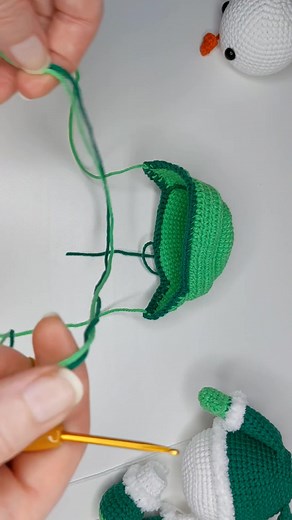 1.1K views · 27 reactions | Croșetează cu mine căciula omului de zăpadă ☃️ Tutorial complet disponibil pe YouTube canal VioToys Amigurumi Crochet with me, the snowman hat. Full tutorial available on YouTube VioToys Amigurumi | Vio Toys Amigurumi | Facebook