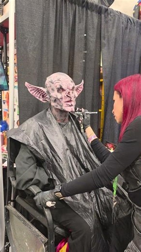 Faina Fx creating a Vampire at the Transworld Haunt Show 2026