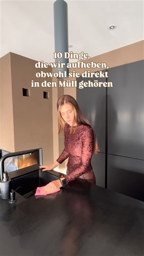 Achtsam Wohnen | Ruhe und Ordnung on Instagram: "10 Dinge, die schon längst aussortiert gehören 🚮 1. Leere Kartons und Verpackungen Wie oft kam es schon vor, dass man etwas in der Originalverpackung zurückgeschickt hat? 2. Zeitschriften & Kataloge Das meiste gibt es mittlerweile online 3. Einzelne Socken Der zweite wird wohl nie wieder auftauchen.. byebye 👋 4. Kosmetik, die wir nicht mögen Riecht komisch, klebt, macht Pickel.. 5. Kerzenreste Hast du vor sie einzuschmelzen? 6. Alte Kabel Keiner