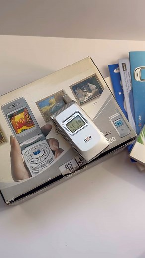 Максим on Instagram: "Samsung T400. #2000 #nostalgia #collection #retro #2000s #ретро #samsung #t400"