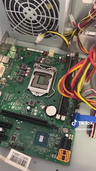 In diesem Video zeige ich, wie ich herausgefunden habe, dass dieses Mainboard defekt ist. RAM, Netzteil und CPU wurden getauscht – trotzdem kein Bild. Was denkt ihr: Gibt’s noch weitere Tests, die man machen kann? Schreibt’s in die Kommentare! 🔧” #TeutoTech #Mainboard #pcrepair #pcbuild #defekterpc #diagnose #technik #repairtok #hardware #computerhilfe #itservice #tiktoktech #basteln #communityhilfe