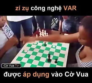 zí zụ công nghệ VAR được áp dụng vào Cờ Vua, chúng ta sẽ được nhìn kĩ hơn những tình huống quan trọng, và video dưới đây là 1 ví dụ ^^ 1 pha phong Hậu cực kỳ ảo diệu đến từ anh đội nón :) -------------- Source: Chess champ #covuatv #co_vua_tv #cờvuatv #cờ_vua_tv | Covuatv