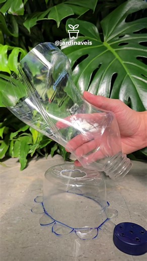 #diy ♻️ Transformando GARRAFA de amaciante em um VASO DECORATIVO com forma de BONECA! TUTORIAL ENSINANDO O PASSO A PASSO ESTÁ DISPONÍVEL NO CANAL DO YOUTUBE 👉 JARDINAVEIS 💚 LINK ΝΑ ΒΙΟ! Artesanato Com Garrafa de Amaciante | DIY Com Garrafa de Amaciante | Ideias Com Embalagem de Amaciante | Vaso de Planta com Garrafa de Amaciante | Decoração com Embalagens de amaciante |Dicas De DIY | Ideias De Reutilização | Reciclagem Criativa | Ideias De Decoração Para Jardins | Artesanato Com Material Recic