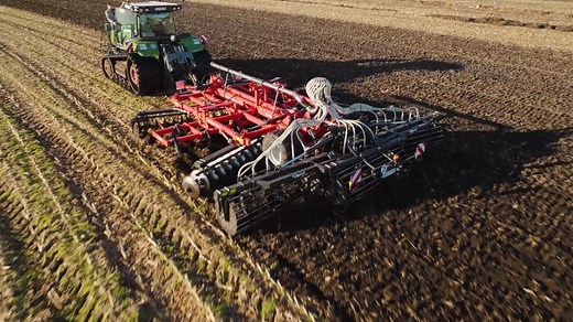 Travaillez dans toutes les conditions avec la gamme Discordon 💪 ➡ Une rangée de disques, deux rangées de dents, et une dernière rangée de disques, pour tout faire en un seul passage ➡ Une sécurité non-stop hydraulique sur les dents ➡ Des trains de disques agressifs et résistants pour absorber les chocs et les contraintes ➡ Des rouleaux jusqu’à Ø900 mm de diamètre pour les sols sableux ou humide --- Work in all conditions with the Discordon range 💪 ➡ One row of discs, two rows of tines, and a f