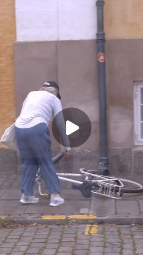 Den Gode Gerning on Instagram: "SKJULT KAMERA 🎥😎 - Vi hylder den første, der rejser cyklen op 🙌 Jeg har længe haft lyst til at minde folk om, at det bliver en lidt rarere verden at leve i ❤️, hvis vi tænker på andre og giver en hånd 🤚eller et smil 😁 med hist og her. Det er så blevet til @den_gode_gerning hvor vi hylder folk der “tænker andre og gør en positiv forskel” - håber du vil like, dele og følge profilen, så vi kan få spredt budskabet 🙏❤️ Glæder os til at dele mange flere videoer me