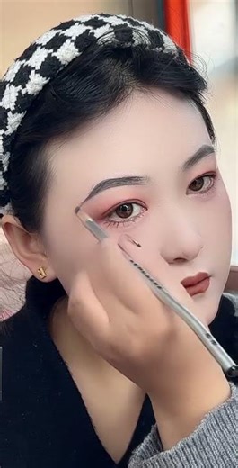 Perfect Winged Eyeliner Tutorial | Easy Step-by-Step Makeup for Beginners