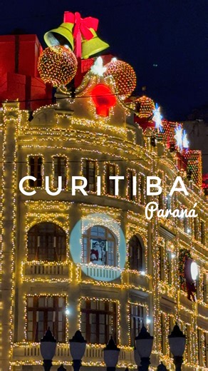 Ricardo Rinaldi & Patricia Figliano | Viagem | Turismo on Instagram: "O Natal🌲🎅 de Curitiba é um dos mais completos, tradicionais e emocionantes do Brasil, reunindo diversas atrações gratuitas espalhadas pelo centro da cidade. Além da feira natalina da Rua XV, da roda gigante, da árvore do Boticário e das decorações que iluminam cada esquina, duas apresentações tradicionais merecem destaque: 📍 Palácio Avenida O famoso espetáculo natalino completa sua 35ª edição em 2025. Neste ano, serão seis 