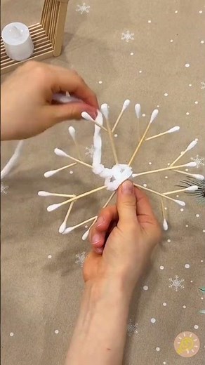 Süße Schneeflocken aus Wattestäbchen für die Weihnachtsdeko basteln 😍❄️