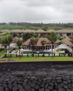 Located right on the beach, The Royal Purnama is a boutique 49-villa adults-only resort. This was taken at their luxury beachfront 4-bedroom villa 🌊 You can learn more at https://theroyalpurnama.com (shot by our curator www.instagram.com/mikewilltravel) 🎥 | Remarkable Stays Back Up