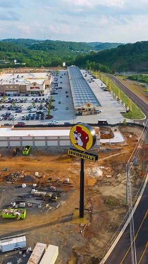 @stevenbeardenphoto ・・・ Welcoooooome to Bucees!!! 🦫 Worlds largest @bucees just opened the doors in Tennessee. . . . #bucees #sevierville #roadtrip #roadtripsnacks #worldslargest #beavernuggets #buceessevierville #tennessee #reelsofinstagram #trendingreels #hyperlapse #igreels #goodtimesoutside