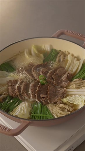 Today's dinner: Beef Suyuk Jeongol (Korean beef shank hot pot) This is a dish I used to make whenever we had guests coming over, and also for our housewarming after we first got married and moved into our home. It does take a bit of time and patience, but the result is just as good as it looks. (and it pairs perfectly with soju too) At the end we added some pho noodles and bean sprouts to the broth and finished the whole pot which felt like the perfect dessert. 👩🏻‍🍳Beef Suyuk Jeongol Recipe (