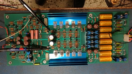 Krell KRS 200 . Il video mostra la riparazione e calibratura di una scheda pilota del potentissimo Krell KRS 200 ( 1200W su 1 ohm ) . Un finale mono di 82 Kg. . Questa scheda ci è stata portata da un nostro affezionatissimo cliente al quale abbiamo già riparato due Krell mono KMA 200 . I KRS 200 sono tra i più potenti Krell arrivati sul mercato , ma per via della loro complessità e peso tra i più ostici per le riparazioni . | Hi-Fi Ludovisi