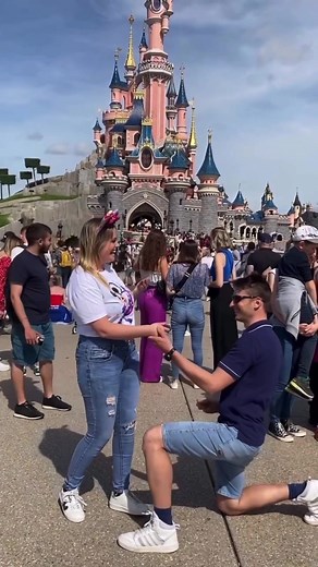 誰しもが憧れる♡ ディズニーでのプロポーズの瞬間💍 ⁡ からの、、 結婚式も同じ場所で🏰✨ ⁡ とってもロマンティックで素敵なシーンです🎬💓 movie by virie.in.disneyland さん🕊️ #ディズニー #ディズニープロポーズ #プロポーズ #ディズニーウェディング #ディズニー結婚式