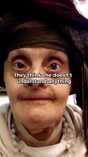 Entuzjastki World on Instagram: "Judith Scott (1943–2005) was an acclaimed American fiber artist known for her intricate sculptures of wrapped yarns, threads, and found objects. Born in Cincinnati, Ohio, she had Down syndrome and undiagnosed deafness. Institutionalized at 7 and separated from her twin sister, she lived in care for 35 years. Her life changed in 1986 when her sister Joyce became her guardian and enrolled her in Creative Growth Art Center in Oakland, California — a studio for artis