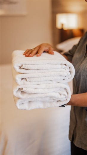 Wrap yourself in luxury after a long day of exploring the city or doing business from our lounge. Our dense, plush towels are one of many details selected especially to elevate your comfort. 🛁 Discover all the little things that make the Lisbon Marriott Hotel the perfect urban oasis: book now via the link in bio. - Envolva-se em luxo após um longo dia a explorar a cidade ou a fazer negócios a partir do nosso lounge. As nossas toalhas densas e macias são um dos muitos detalhes selecionados espec