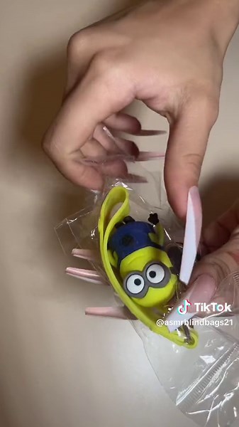 Replying to @Fran :l Minions edition blind-bag! #minions #pens #notebook #asmrblindbags21 #keychain #helicopter