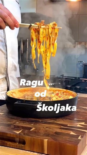Ragu od školjaka 🐚 Let’s Cook💪 Za četvero: -400 g tagliatella od @tjestenina_klara_maric -1 kg dagnji -1 kg kapelunga -1 kg rumenka -4 veća luka -8 češnja češnjaka -1 konzerva pelata -malo kapara -400 ml bijelog vina -peršin -sol, papar Školjke dobro operete i stavljate ih u lonac da se otvore, to je dosta brzo nekih 5 minuta i to je to. Iz svih školjaka izvadite meso i stavite sa strane. Na maslinovom ulju stavljate dinstati luk, nekih 15-ak minuta da omekša potom dodajte češnjak i kapare, pe
