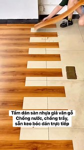 Tấm dán sàn nhựa giả vân gỗ. Chống nước, chống trầy, sẵn keo bóc dán trực tiếp. #sàn #sannhua #giago #vango #tamdansannhua #caitaonhacua #decor #trangtri #thicong | Giấy Dán Tường