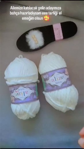 🌸Aℓραяѕℓαη’ιη🩵Aηηєѕí🌸 on Instagram: "Mesafeler engel değildir gönülden gelen bir parça olsun istedim… Ailemize katılacak Gelinimize küçük bir hoş geldin dokunuşu sevgiyle örüldü bohçaya eklendi yolda ona doğru gidiyor 💝✨#kadifeip #terlik #keşfet #instagood #kesfet"