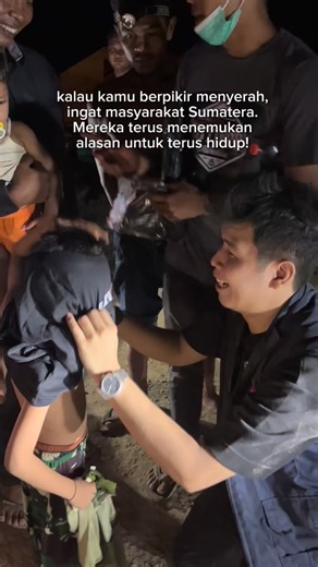 Iyang | Virdian Aurellio H on Instagram: "Terimakasih masyarakat Indonesia! Kami izin balik dulu ke Jakarta, pamit dari Aceh Tamiang dan Aceh Timur. Bantuan dari kalian semua sudah diterima masyarakat Aceh dengan senyuman dan doa berkah untuk kalian semua Berikut barang yang telah kami distribusikan kepada warga Aceh Tamiang dan Aceh Timur 1. Roti - 83.000 pieces 2. Kaos Dewasa - 2700pcs 3. ⁠Celana Dewasa - 1000pcs 4. ⁠Hoodie Anak - 600pcs 5. ⁠Sajadah - 1000pcs 6. ⁠Kain Kafan - 40plastik (2000 m