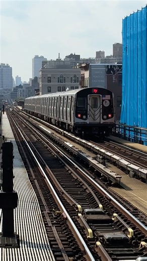 R160 (M) train departs Myrtle Avenue-Broadway