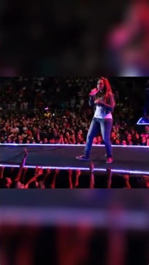 Performance Poderosa: Cantora Hipnotiza Público de Cima #shorts