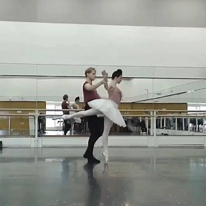 Natalia Osipova and David Hallberg in Swan Lake rehearsal Royal Ballet @officialdavidhallberg @natalia_osipova_official @royaloperahouse | Núcleo de Dança Carolina Cox