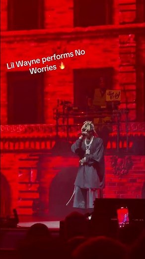 Lil Wayne performs "No Worries" live at the Huntington Bank Pavilion in Chicago 🇺🇸