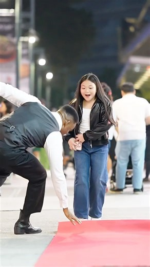 She understood the assignment 😮‍🔥 Is this a 10/10 walk? 👇#redcarpet #youtubeshorts #shorts