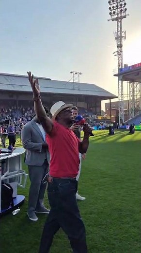 Ian Wright taking it all in with the Arsenal fans 🎶