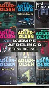 Vind eksemplar 1-10 af Afdeling Q!📚 Det nyeste bind i Afdeling Q-serien, 'Døde sjæle synger ikke', udkommer d. 27. marts. For at blive helt klar til Q11, kan du deltage i konkurrencen her, hvor Jussi Adler-Olsen sætter ALLE de foregående Afdeling Q bøger på højkant. Alt du skal gøre for at deltage i konkurrencen om dem, er at skrive hvor mange Afdeling Q bøger du har læst! Der trækkes én vinder af alle ti bøger i næste uge. Rigtig meget held og lykke! (Danish reading readers residing in Denmark