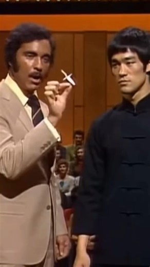 Bruce Lee spins a paper spinner at unbelievable speed. ⚡🔁