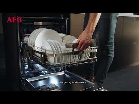 Raise the lower basket to your level with AEG ComfortLift