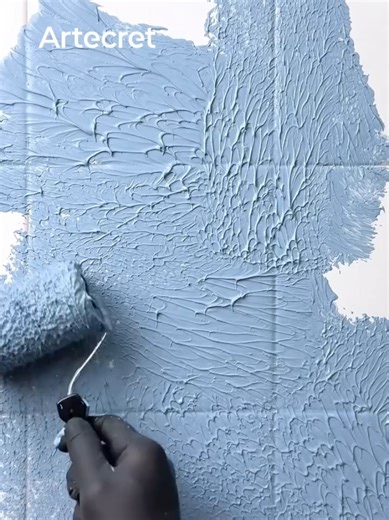 NUEVO ! MICROEXTREMO BAÑOS Artecret para baños y cocinas. • Comenta cuál es el kit que te interesa y te enviamos el precio $ 💬 ▪️KIT A - Pared CON REVOQUES FINO ▪️KIT B - Pared CON AZULEJOS ▪️KIT C - Piso CON CARPETA ▪️KIT D - Piso CON CERÁMICAS O PORCELANATO 👉🏼 Comenta COLORES MICROEXTREMO y te enviamos la carta de colores digital 🙌🏼 MODO DE APLICACIÓN: -Primera capa: Extendé el material con rodillo o llana metálica. Cubrí de forma lisa y prolija, luego seguí en forma de abanico con un esp