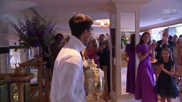 Pippa Middleton's awkward Wimbledon moment with sister Kate - watch