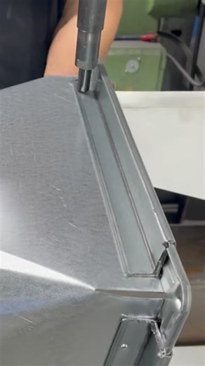 Duct Fab on Instagram: "Clinching Machine fastening Ductmate Flange to duct on Transition#clinching #sheetmetalductwork #sheetmetalmachinery #nodrillscrews"