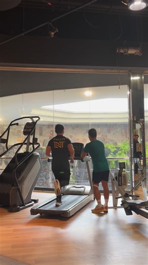 Faris Azhari | Fitness & Strength Coach on Instagram: "If you’re into HYROX / hybrid training, we got free KL open group workout community. Tuesday – Endurance | 4 PM Thursday – Explosive | 4 PM Today menu , step burpees , kettle bell swing , shuttle run , weighted lunges , wall ball , short explosive run x 3 🙌🏃🏻‍♀️ @lrclub_"