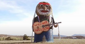 Woman Builds Fifteen-Foot-Tall “Will-Hay Nelson” Hay Bale Sculpture