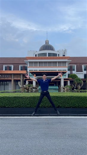 ☀️⛳️ Let's check out the solar lighting installation at the golf course!! #solarlights #solarstri...