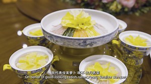 A radish has a five-step procedure it must go through before becoming a dish at an imperial banquet. Check out this video to see how the Peony Swallow, the first main dish of the Luoyang Water Banquet, is made. The technique of crafting the Zhenbutong Water Banquet has been listed as a national intangible cultural heritage. #food #Henan The video was provided by the All-Media Marketing Planning Center of the Henan TV station | China Culture