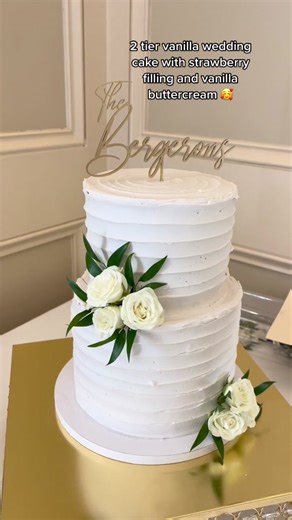 Elegant Single Tier Wedding Cake with Fresh Flowers