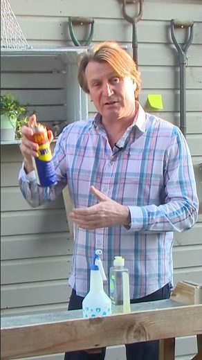 How to keep your spade clean when digging clay soil