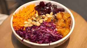 Heute macht sich Food-Tester Harry Schulz auf die Suche nach exotischen Leckereien in unserem Food Sky. 🌴🍍🧐 Bei diesen Temperaturen wohl keine verkehrte Idee. 😋 Ob er fündig geworden ist, erfahrt ihr hier. Achtung Spoiler: Es wird lecker! 🤤😍 | Europa Passage