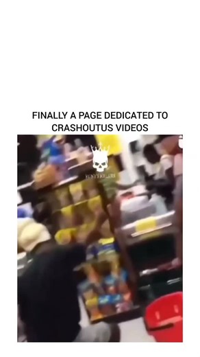 CRASHOUTUS on Instagram: "《洞》(2003年)讲述了斯坦利·叶纳茨四世(希亚·拉博夫饰)的故事,他是一名青少年,被错误地判定犯有盗窃 罪,并被送往德克萨斯州残酷的青少年拘留中心绿湖营。被拘留 者由腐败的沃克监狱长(西格妮·韦弗饰)管理,他们必须每天挖 洞寻找与不法之徒基辛·凯特·巴洛有关的宝藏。斯坦利与赫克 托零泽罗尼成为朋友,打破了家庭诅咒并找到了宝藏。剧情概 要和关键元素 前提与诅咒:斯坦利·叶纳茨来自一个因曾曾祖父 未能兑现对立陶宛算命师泽罗尼夫人的承诺而被诅咒”运气不 好”的家庭。他因偷窃棒球明星克莱德”甜脚”利文斯顿捐赠的 鞋子而被不公正地判刑。绿湖营地:抵达后,斯坦利发现湖水早 已干涸。这些男孩, 残 酷的现实融为一体。故事以营地关闭、诅咒解除、两个男孩找 到更美好的未来而结束。该视频简要回顾了电影的情节3分 钟:"