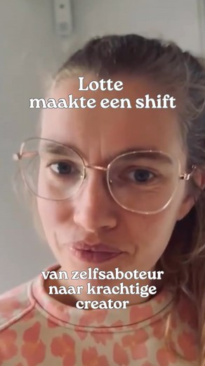 ✨ Over Lotte ✨ Ongeveer twee jaar geleden leerde ik Lotte beter kennen toen ze instapte in de Terug naar Jezelf-cirkels. Ik voelde haar weerstand. Hoe ze zichzelf afsloot. Hoe ze haar kracht tegen zichzelf gebruikte. En tegelijk herkende ik zóveel van mezelf in haar. Ik zag haar power, haar licht, haar potentieel — haar heelheid die al op haar lag te wachten. Tijdens de vier cirkels mocht ik zien hoe ze langzaam begon te openen. Voor zichzelf. Voor andere wegen. Voor de sisters. Voor mij. In die