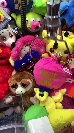 What’s Inside The Pink Prize Bag #clawmachine #arcade